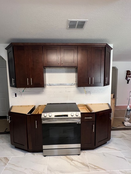 Modern Slab Cabinets: Are Handleless Doors Worth It in San Antonio?